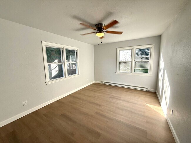 Building Photo - 430 Roanoke St E