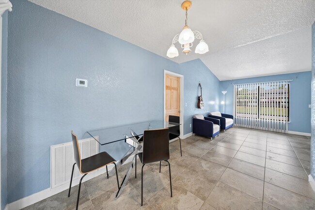 Building Photo - 701 Elmont St NW