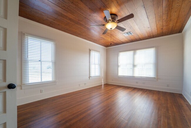 Building Photo - Historic Farmhouse set on 1.2 Acres!