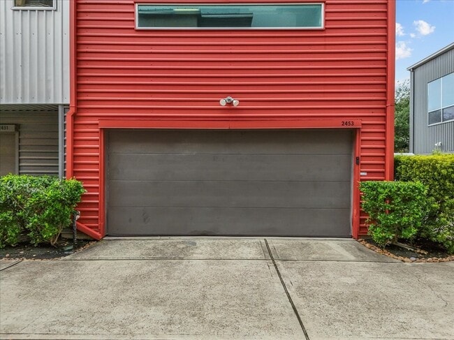 Building Photo - 2453 Wentworth St