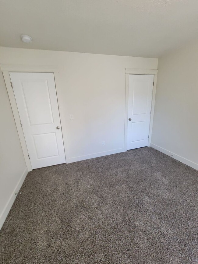 Building Photo - 2 Weeks Free Rent in May! West Haven 3 bed...