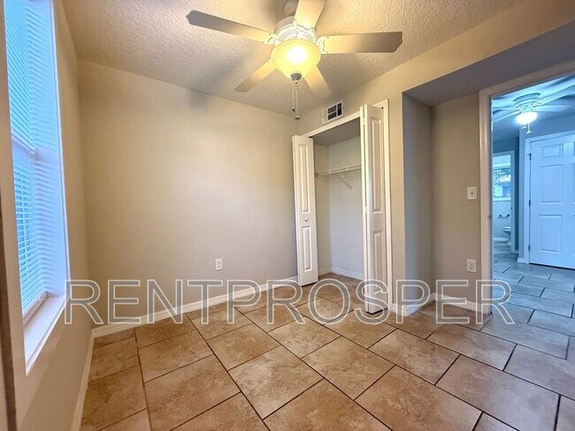 Building Photo - 810 Eresken Ave