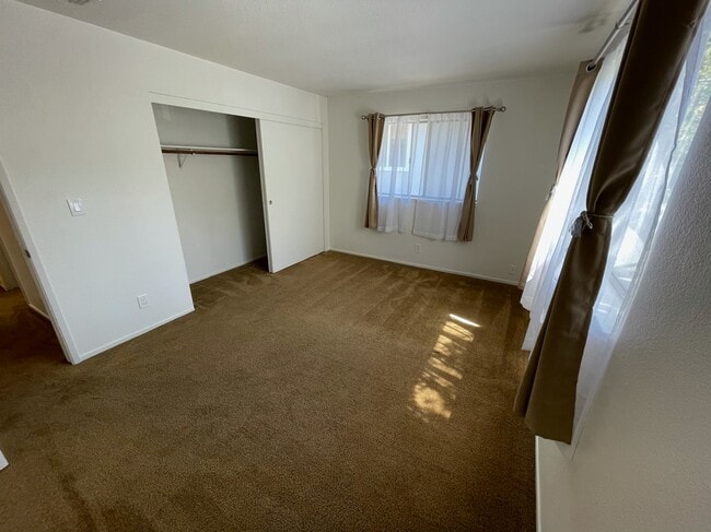 Building Photo - 2631-2631 V St