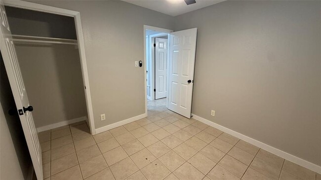 Building Photo - 106 E Longspur Blvd