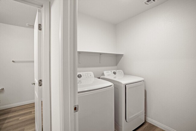 Building Photo - Beautiful 3 BR 2.5 BA Townhouse built in 2...