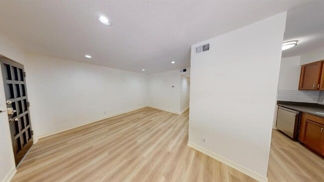 Building Photo - 500 E Riverside Dr