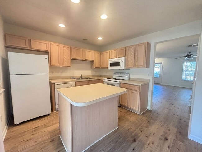 Building Photo - Available now. Great 2 BR/2.5 BA Townhome in Oak Bluff!