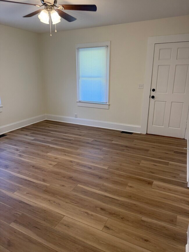 Building Photo - 823 Bristol Dr