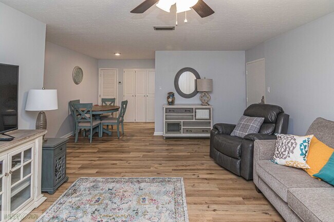 Building Photo - SHORT-TERM LEASE OPTIONS / FULLY FURNISHED APARTMENT/ ALL UTILITIES INCLUDED! WONDERFUL WAYNE MEM...