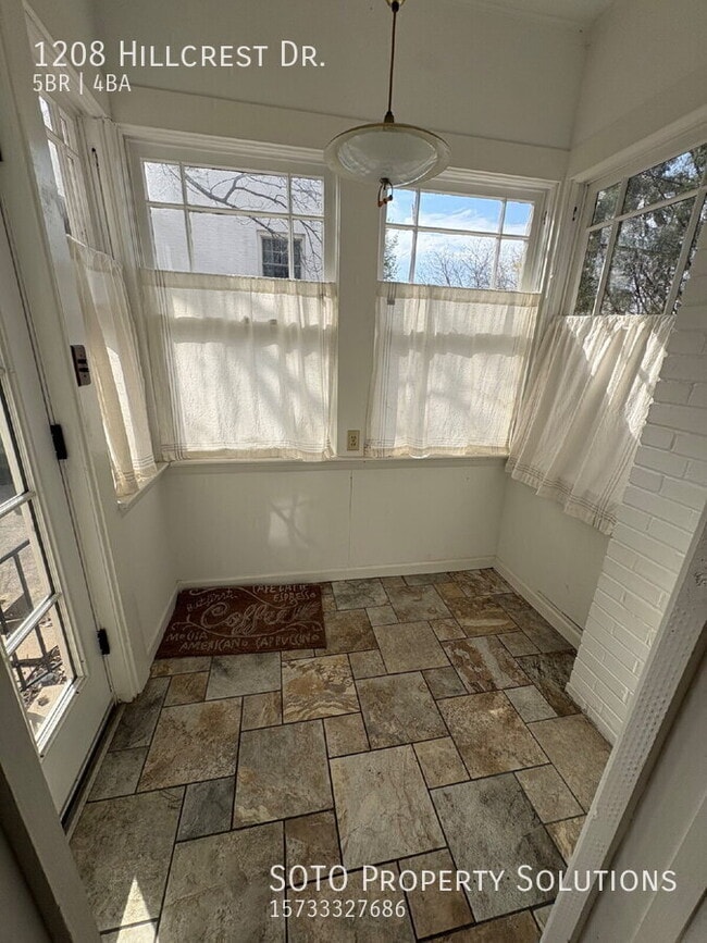 Building Photo - 1208 Hillcrest Dr