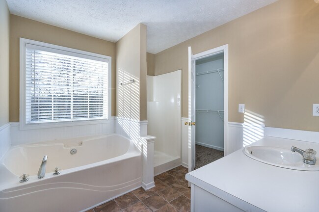 Building Photo - Gorgeous 4-bedroom, 2.5-bathroom home