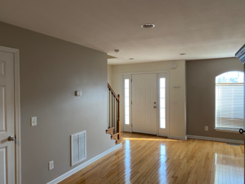 Building Photo - 182 Montvale Rd