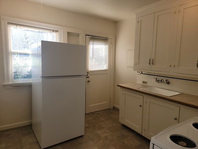 Building Photo - 2251 NE 53rd St