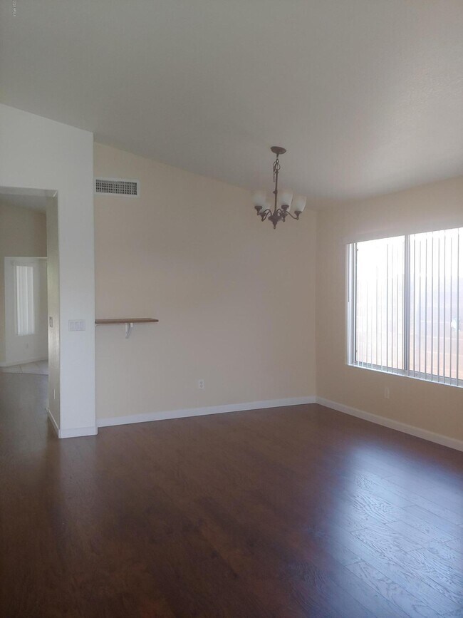 Building Photo - 1110 W Raven Dr