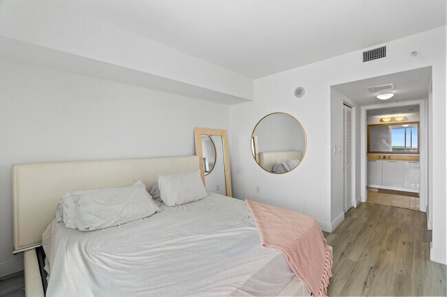 Building Photo - 1800 N Bayshore Dr