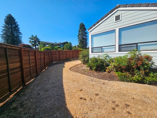 Building Photo - 3Bd/2Ba Single Story Home-For viewing!