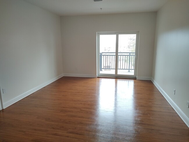 Building Photo - 10 Franklin Ave