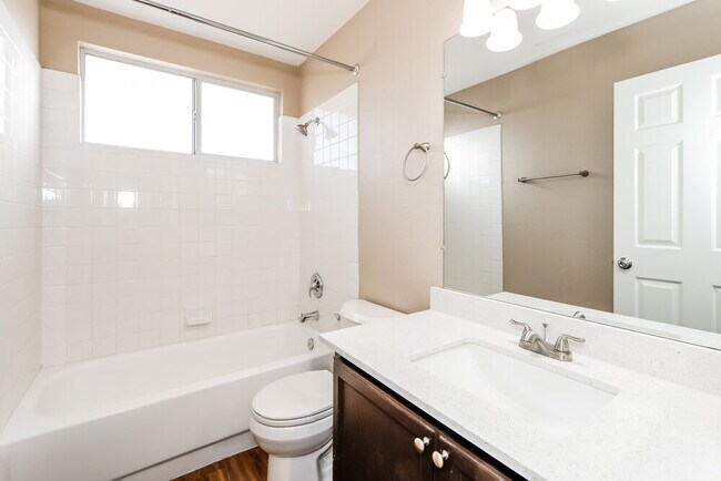 Building Photo - 925 Sunnyfield Way