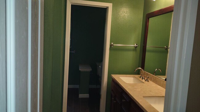 Building Photo - 1617 Oakview Dr