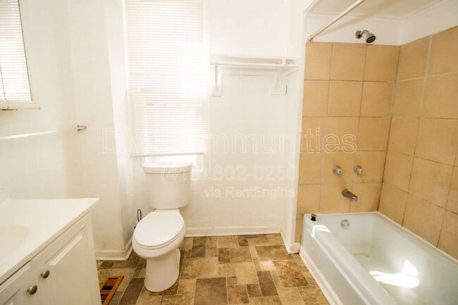 Building Photo - 636 Allyn St