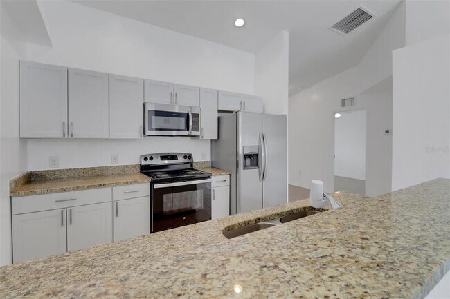 Building Photo - 3524 SW 17th Ave