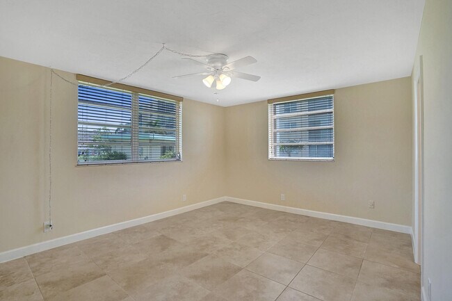 Building Photo - 301 SE 3rd St