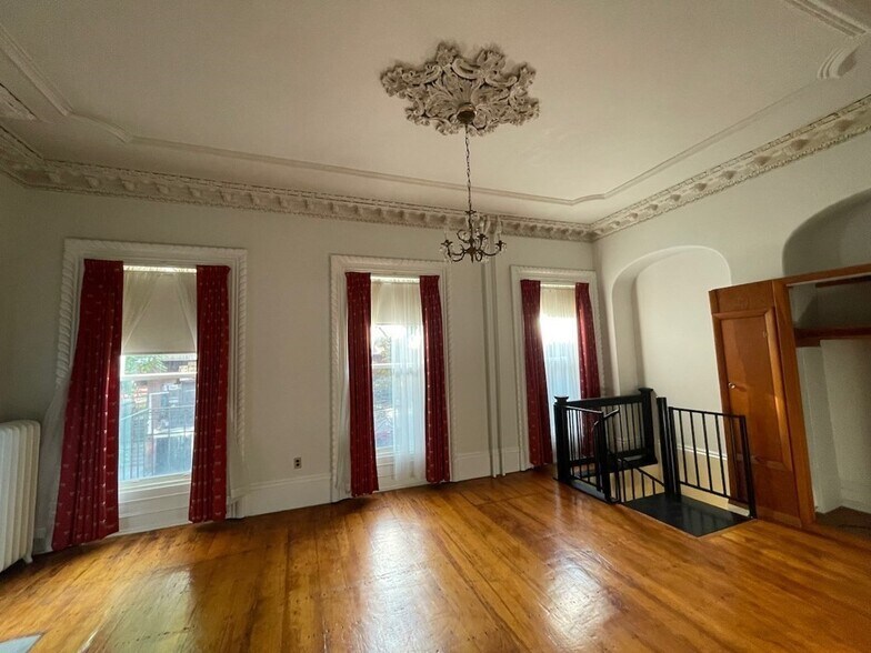 Building Photo - 34 Upton St