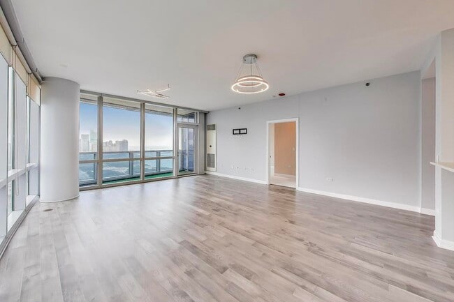 Building Photo - 1211 S Prairie Ave