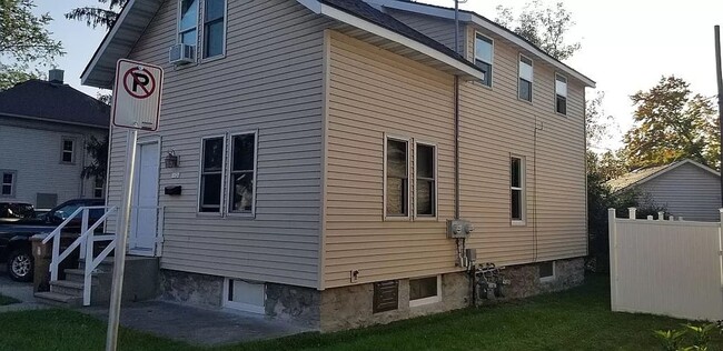 Building Photo - Single Family Home in Stevens Point Availa...