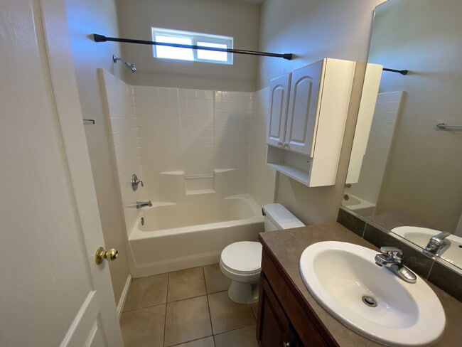 Building Photo - Welcome Home! Lovely 3 bed 2 bath home.