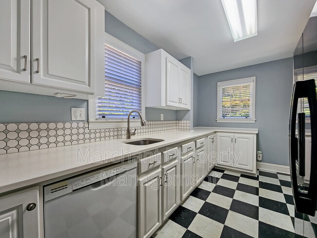 Building Photo - 121 Rockwood Dr
