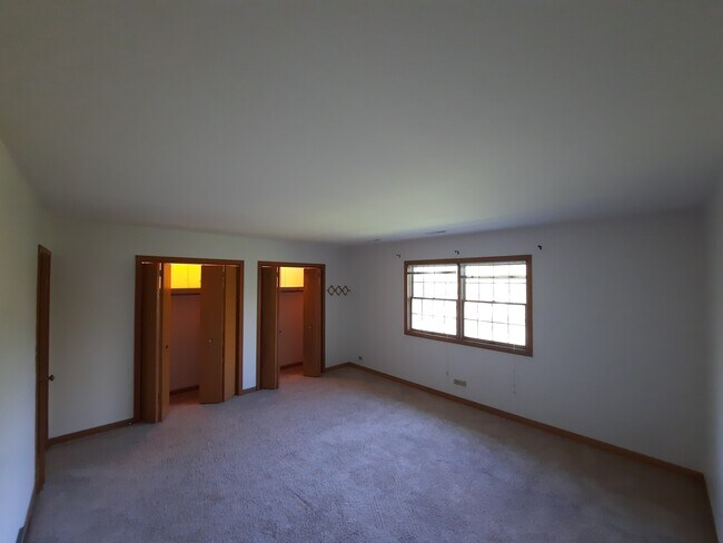 Very Large Master Bedroom - 1450 Wing St