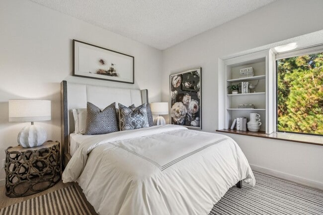 Building Photo - Elegant 2BR Condo with Golf Course Views i...