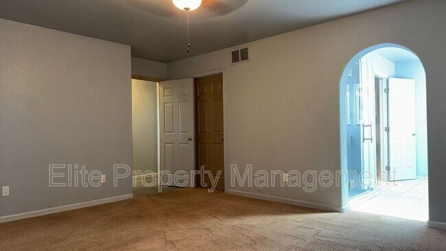 Building Photo - 629 W Kenosha Dr