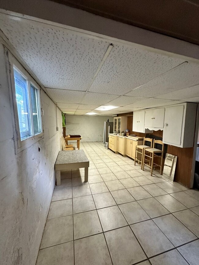 Building Photo - 4 Bed Room 2 Bath Big Yard