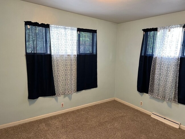 Building Photo - Amazing price amazing location 3+ bedroom ...