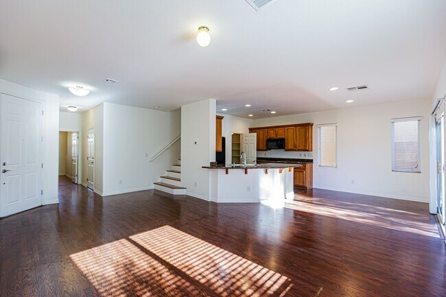 Building Photo - Beautiful 2 story Home