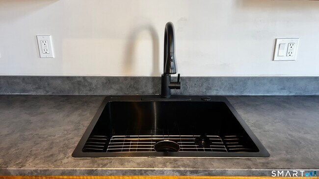 Building Photo - 34-36 Charter Oak Pl