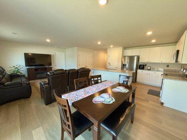 Building Photo - 61 New England Dr