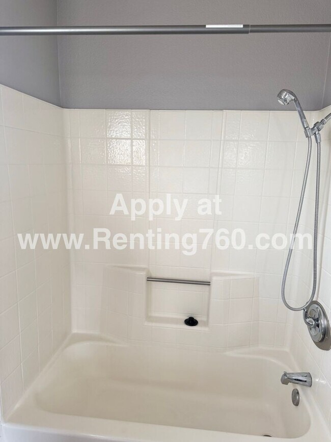 Building Photo - Comfortable 3 Bed 2 Bath Home