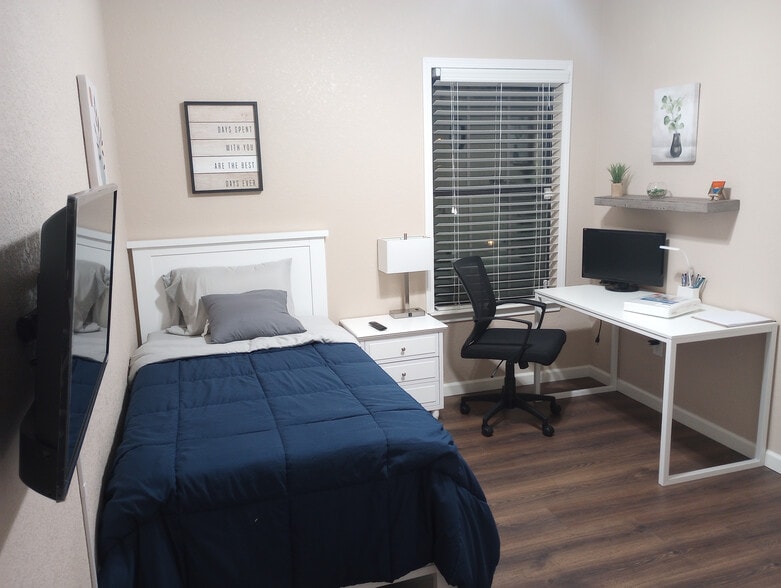 Building Photo - Room in House on Arabian King