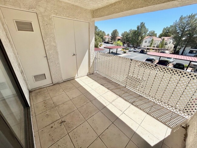 Building Photo - ADORABLE UPSTAIRS CONDO! 2 BEDROOM / 2 FUL...