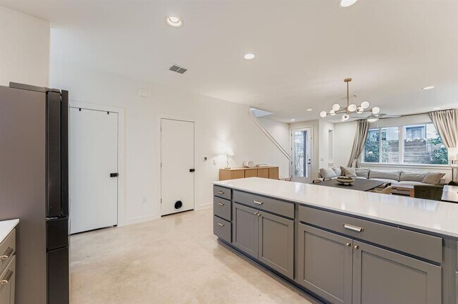 Building Photo - 814 N Bluff Dr