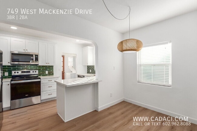 Building Photo - 749 W MacKenzie Dr