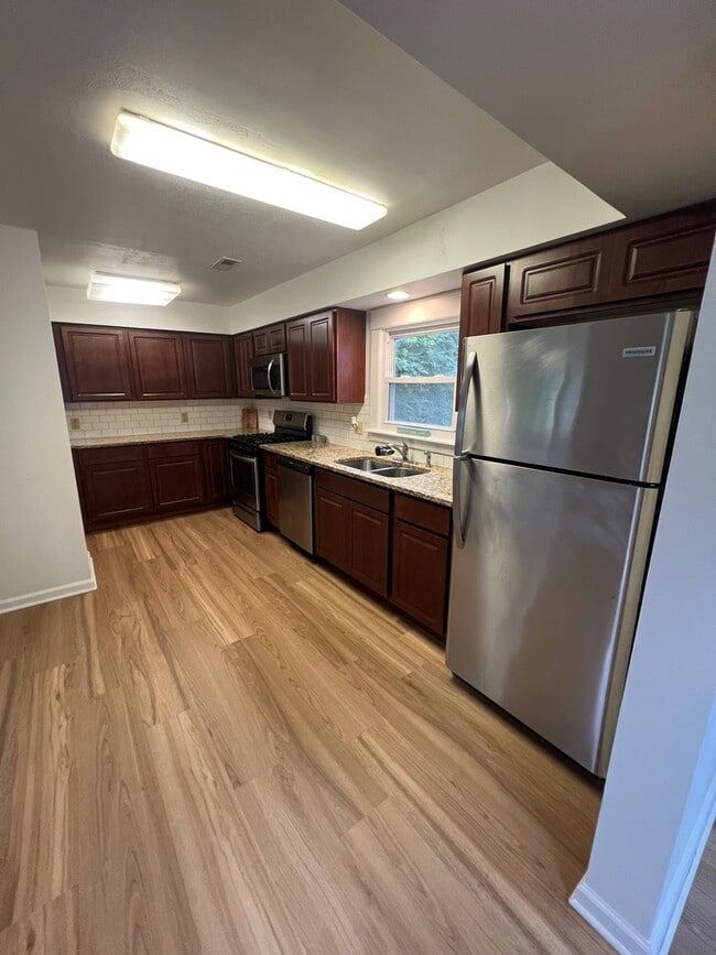 Building Photo - 806 Menominee Dr