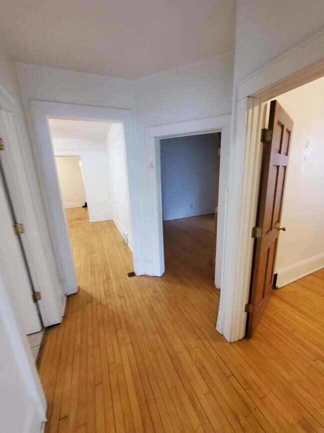 Building Photo - Spacious 5BED/2BATH Upper Near Marquette