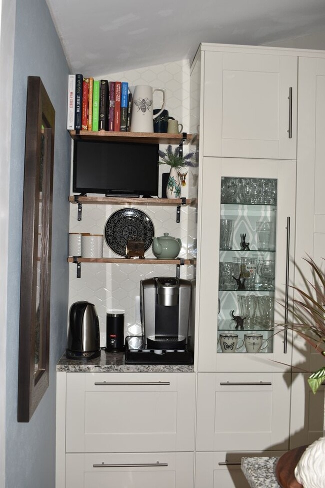 Building Photo - 1817 Tyler Ave