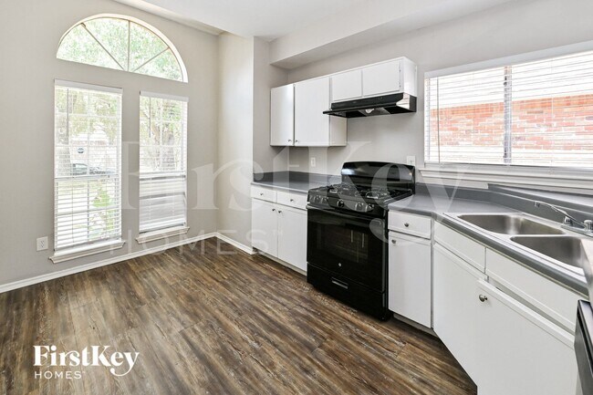 Building Photo - 11811 Meadowchase Dr