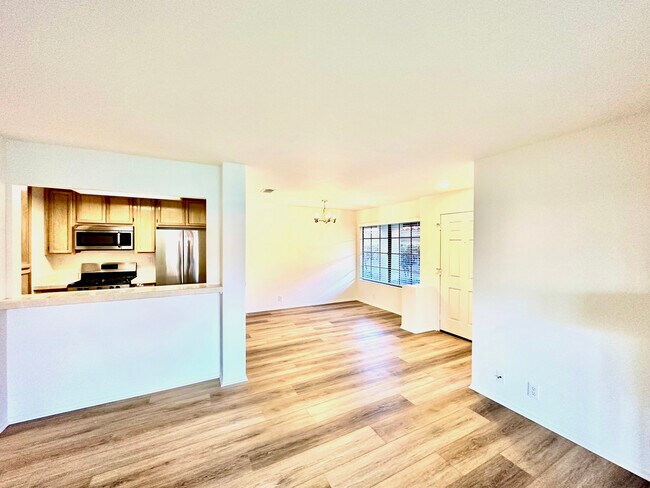 Building Photo - 2025 Majorca Dr