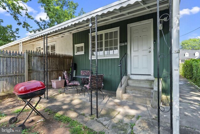 Building Photo - 832 Stanbridge St